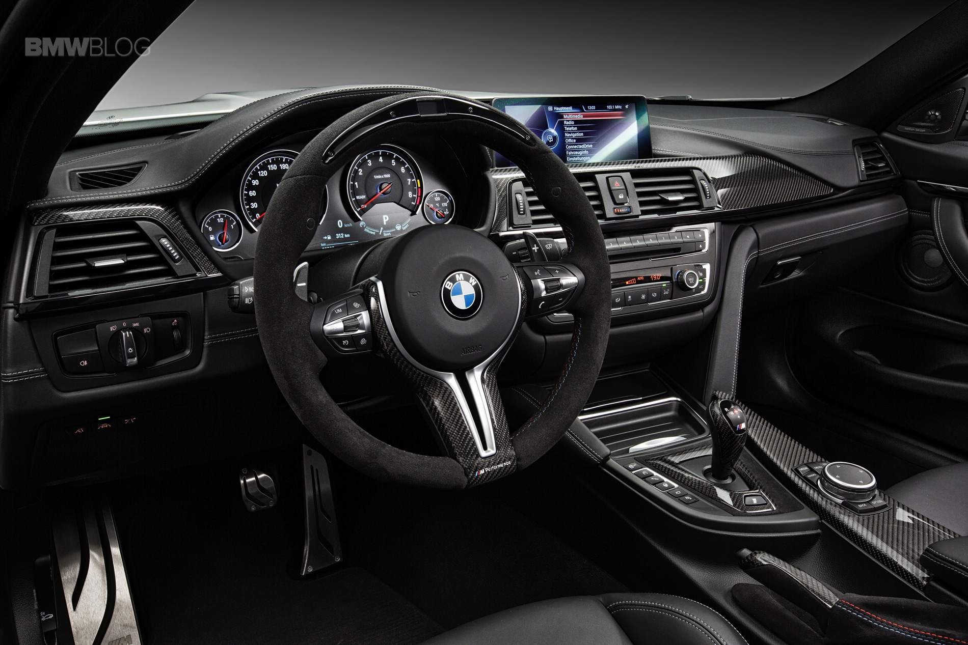 BMW M4 F82: Einbau M Performance Lenkrad mit Race-Display +